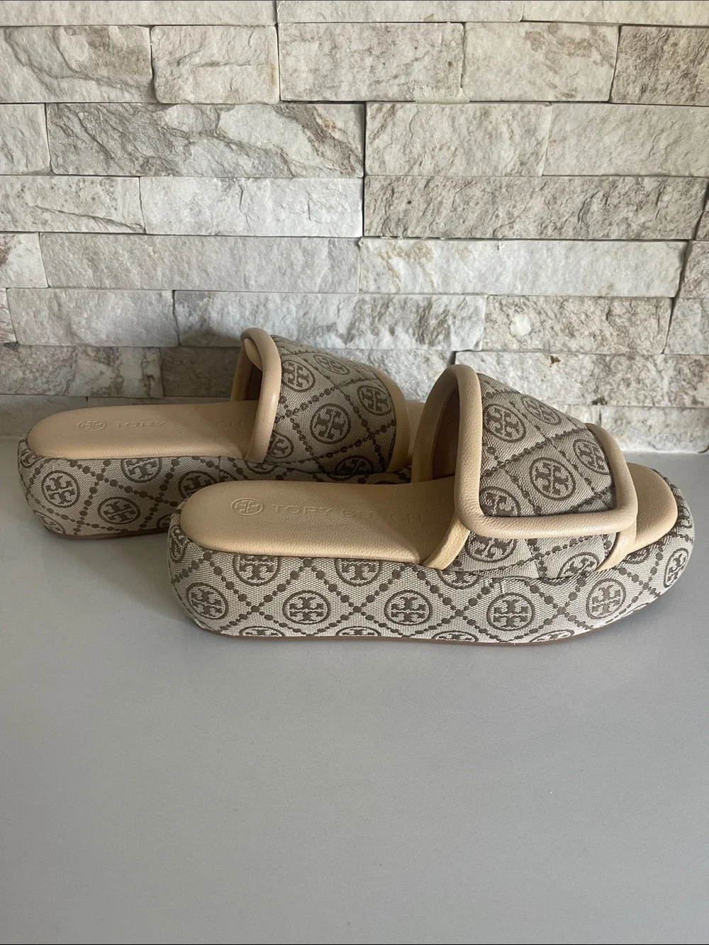 NIB $328 Tory Burch T-Monogram Bubble Slide in Hazel Jacquard Size 9
